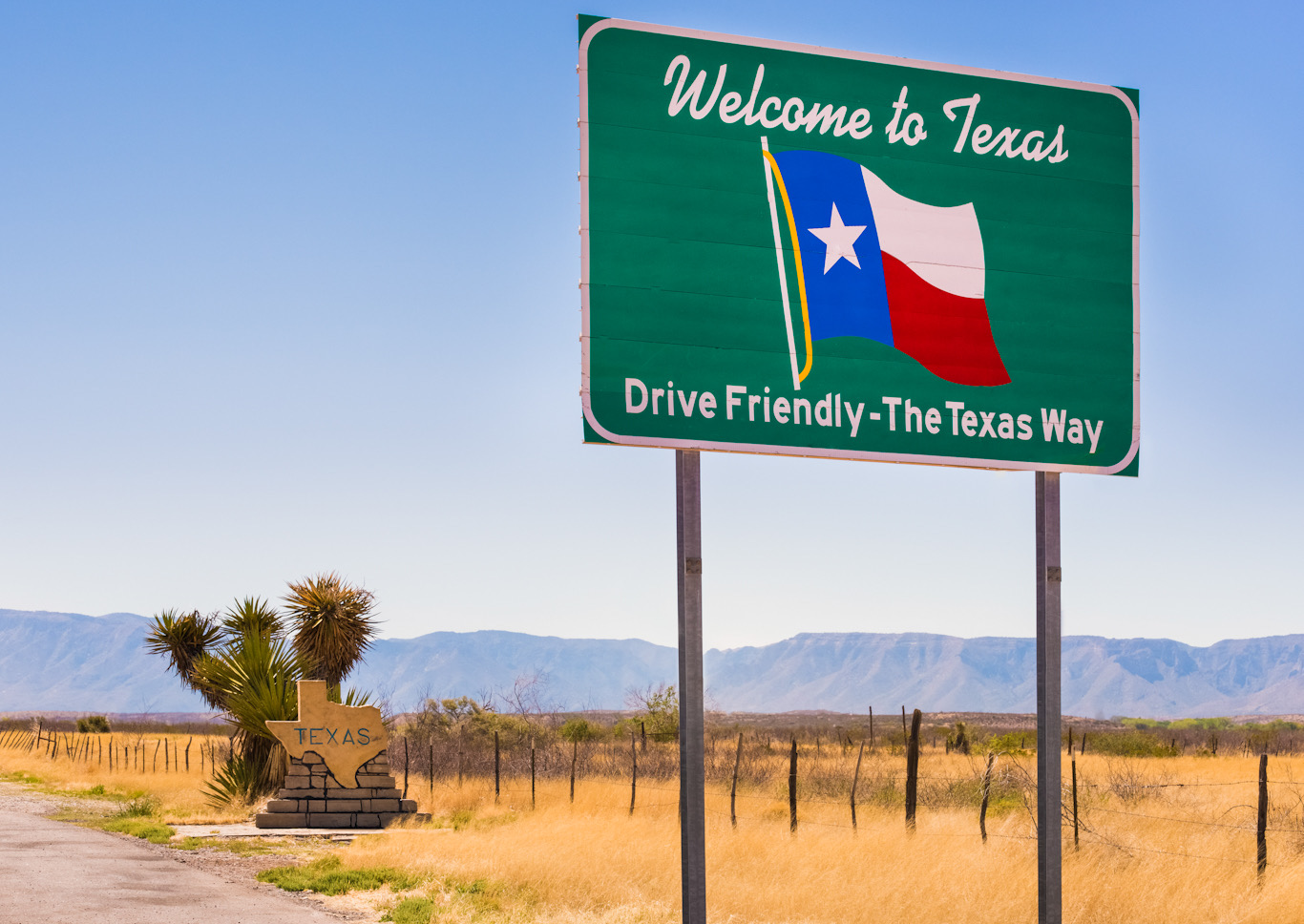 Road sign on highway welcoming people to Texas